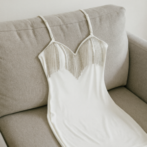 Vestido Mini Blanco con Flecos Brillantes