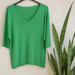 Blusa verde de punto con cuello en V y mangas amplias