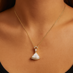 Collar Dorado con Dije Cónico de Nácar y Brillo