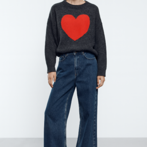 Suéter Gris con Corazón Rojo Oversize