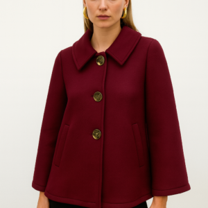 Abrigo corto burdeos con botones dorados