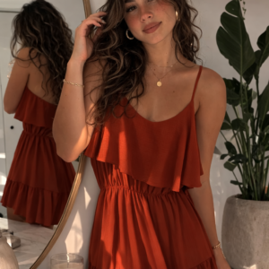 Vestido Corto con Volante y Tirantes – Estilo Casual Elegante