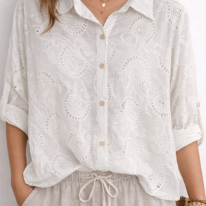 Blusa Blanca Bordada con Diseño Paisley y Botones – Camisa Ligera de Verano