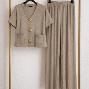 Conjunto Mujer de Dos Piezas Texturizado con Botones Dorados – Blusa de Manga Corta y Falda/Pantalón Fluido
