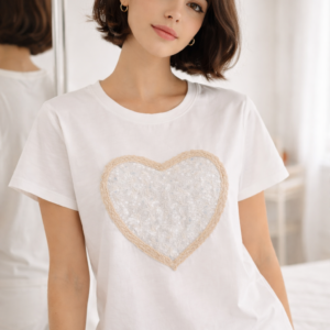 Camiseta Blanca con Corazón Bordado Texturizado