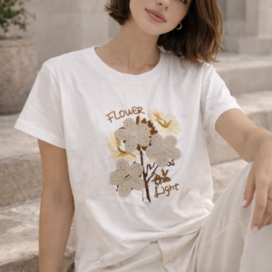 Camiseta Floral “Flower Light” – Estilo Natural y Elegante