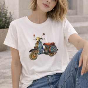 Camiseta blanca con ilustración artística de scooter vintage